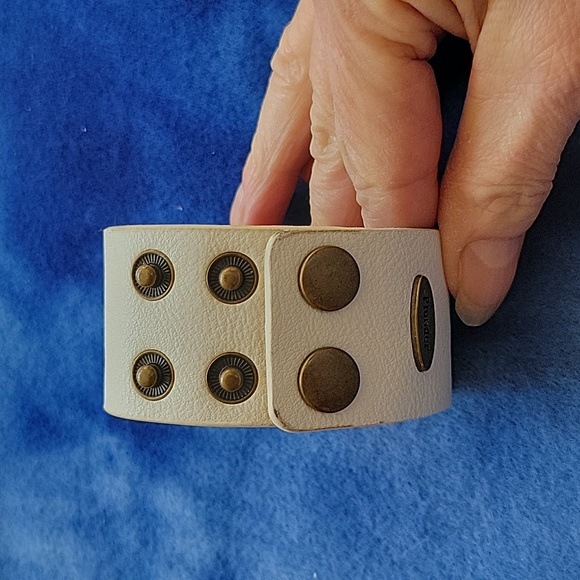 Plunder Design White Leather Look Bracelet with Embroidered Flowers - Picture 2 of 6